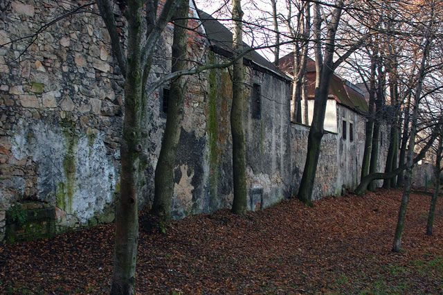 Zrujnowana pamięć – stare grobowce w rozsypce