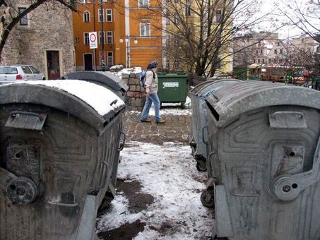Pojemniki do segregowania odpadów znikły z wielu miejsc w stolicy Karkonoszy. Jak z nowym obowiązkiem poradzą sobie mieszkańcy?