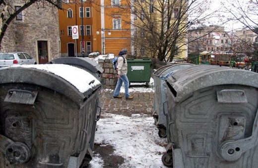 Pojemniki do segregowania odpadów znikły z wielu miejsc w stolicy Karkonoszy. Jak z nowym obowiązkiem poradzą sobie mieszkańcy?
