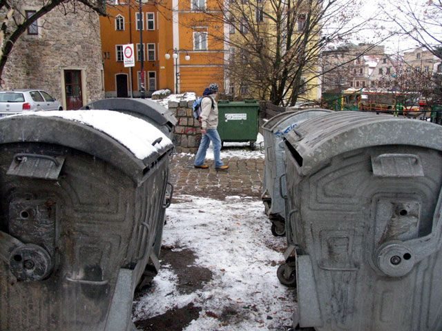 Pojemniki do segregowania odpadów znikły z wielu miejsc w stolicy Karkonoszy. Jak z nowym obowiązkiem poradzą sobie mieszkańcy?