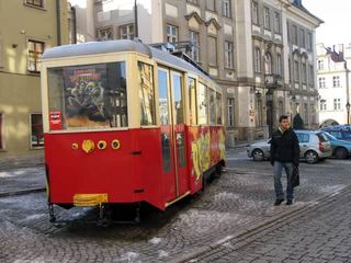 Pamiątka po tramwajowych czasach na placu Ratuszowym. Może warto wrócić do szynowej komunikacji w Jeleniej Górze?