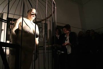 Tłusta diwa w sztucznej skórze