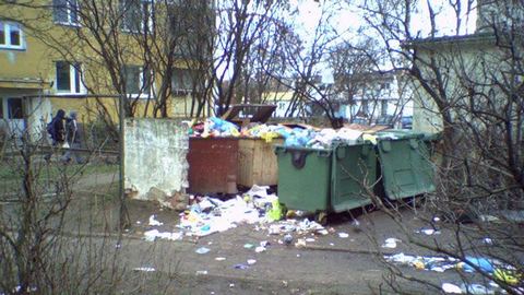 Na Szymanowskiego toną w śmieciach