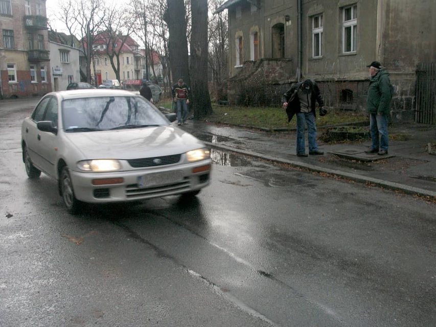 Wodą z kałuży w twarz