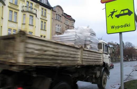 We poniedziałek w tym miejscu doszło do wypadku ze skutkiem śmiertelnym. Policja apeluje o ostrożność nie tylko na ulicy Wolności