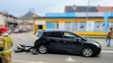 Motocyklista wjechał w tył auta