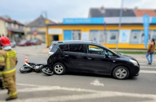 Motocyklista wjechał w tył auta