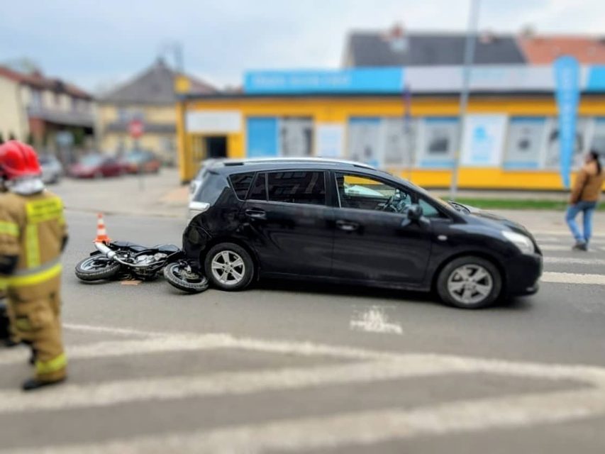 Motocyklista wjechał w tył auta