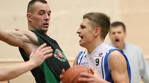 Mariusz Matczak (z prawej) był jednym z najkuteczniejszym zawodnikow Sudetów w pojedynku z Pleszewem