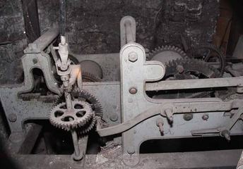 Zardzewiały mechanizm chronometru na we wnętrzu Baszty Wojanowskiej. FOT. K. PIOTROWSKI