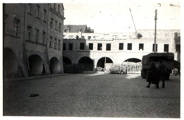 Plac Ratuszowy – widok na ulicę Jasną w 1967 roku. Odbudowa zniszczonych kamieniczek.