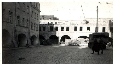 Plac Ratuszowy – widok na ulicę Jasną w 1967 roku. Odbudowa zniszczonych kamieniczek.