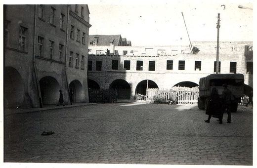 Plac Ratuszowy – widok na ulicę Jasną w 1967 roku. Odbudowa zniszczonych kamieniczek.