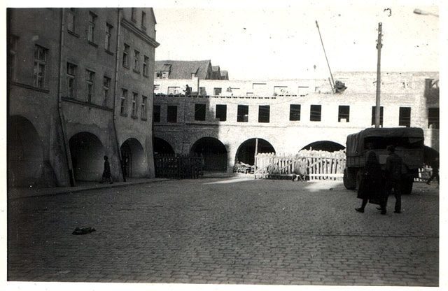 Plac Ratuszowy – widok na ulicę Jasną w 1967 roku. Odbudowa zniszczonych kamieniczek.