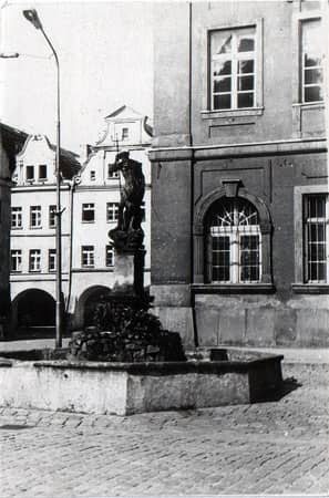 Posąg Neptuna jeszcze w starej