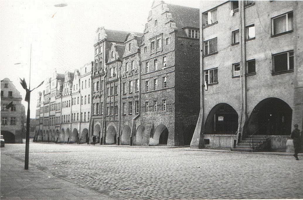 Północna pierzeja Rynku. W tle niegdyś najpiękniejsza kamieniczka