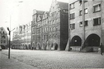 Północna pierzeja Rynku. W tle niegdyś najpiękniejsza kamieniczka
