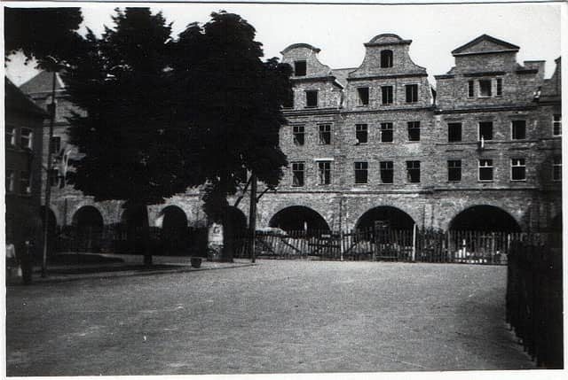 Pierzeja wschodnia rynku w trakcie odbudowy w roku 1967.