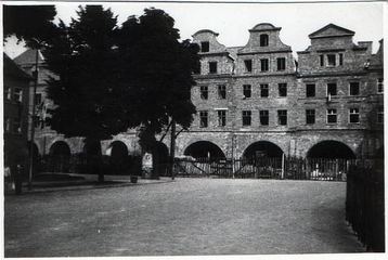 Pierzeja wschodnia rynku w trakcie odbudowy w roku 1967.