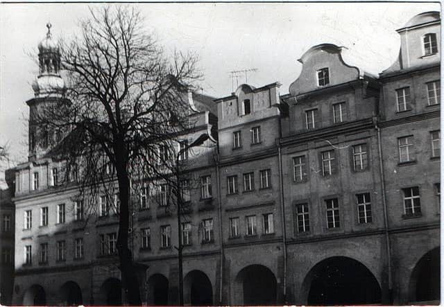 Pierzeja wschodnia po odbudowie. W ciągu parteru urządzono jedną restaurację Arkadię, zamiast rozlicznych kawiarni i cukierni, które niegdyś mieściły się w każdej z kamieniczek.