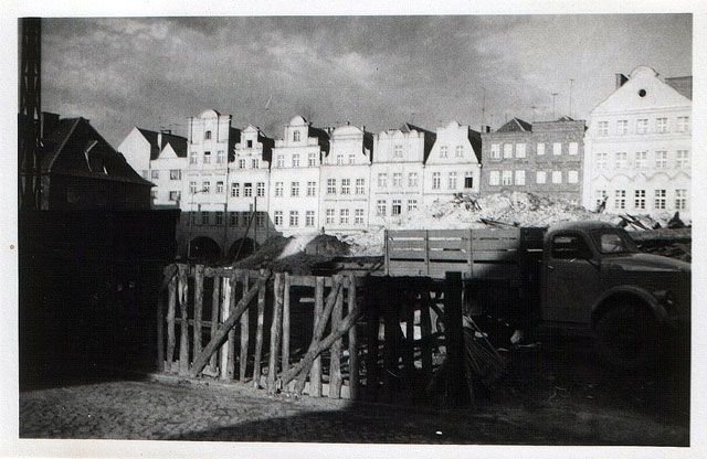 Rynek po wyburzeniu całej pierzei wschodniej.