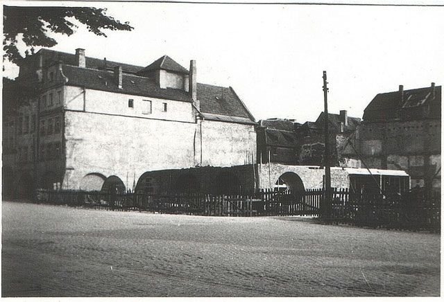 Początek odbudowy pierzei północnej placu Ratuszowego.