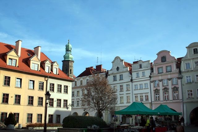 Widok na pierzeję wschodnią w listopadzie 2007.