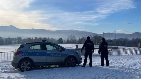 Sprawdzają zamarznięte zbiorniki wodne w ramach akcji „Zima"