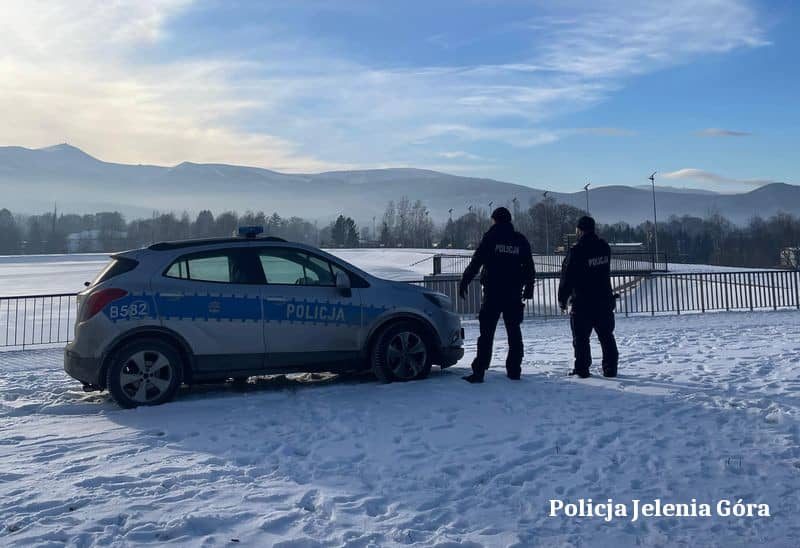 Sprawdzają zamarznięte zbiorniki wodne w ramach akcji „Zima"