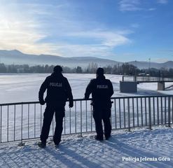 Sprawdzają zamarznięte zbiorniki wodne w ramach akcji „Zima"