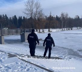 Sprawdzają zamarznięte zbiorniki wodne w ramach akcji „Zima"