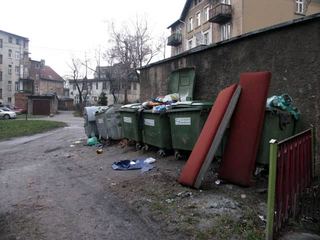 Pojemniki Simeco na tyłach ulicy Mickiewicza.