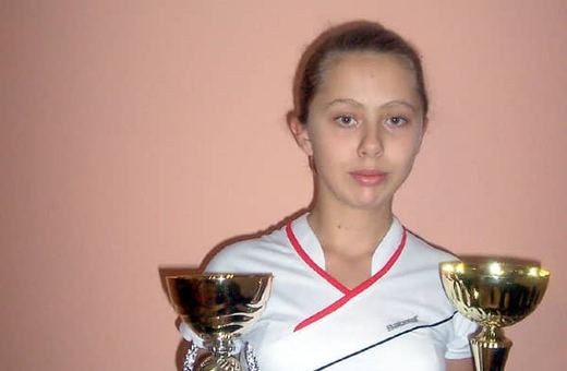 Natalia Lewińska prezentuje puchary wywalczone podczas wrocławskich zawodów.