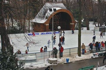 Ostra jazda na sztucznym lodzie