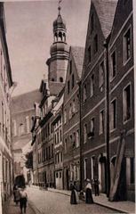 Zdjęcie Priesterstrasse z widokiem na kościół św. Erazma i Pankracego. Lata 20. minionego wieku.