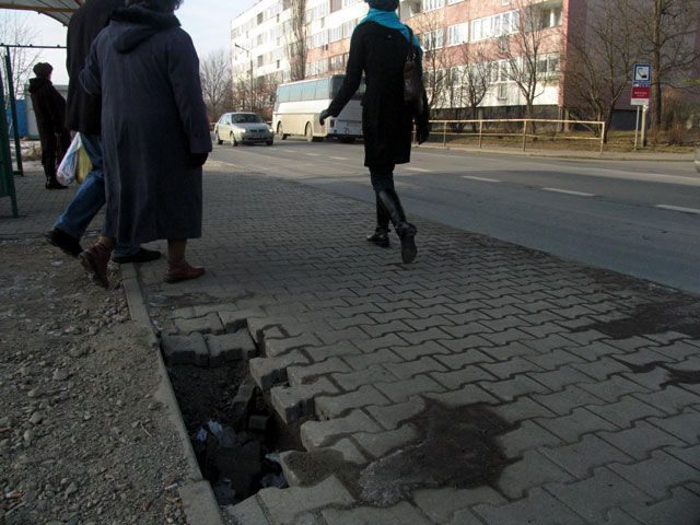 Wilcze doły w chodnikach