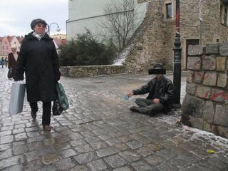 Żebranie Cygana z komórką w kieszeni