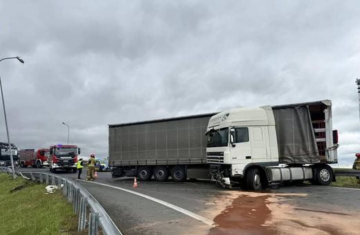 Poważny wypadek, węzeł całkowicie zablokowany