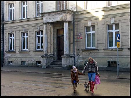 SP nr 7 mieści się w poniemieckim budynku dawnej szkoły ewangelickiej. Choć stan techniczny budynku jest kiepski, na pewno nie ma w nim azbestu.