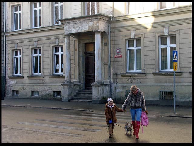 SP nr 7 mieści się w poniemieckim budynku dawnej szkoły ewangelickiej. Choć stan techniczny budynku jest kiepski, na pewno nie ma w nim azbestu.