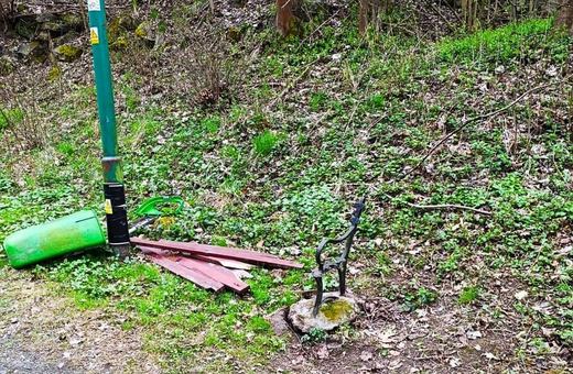 Gdy jedni sprzątali, drudzy dewastowali