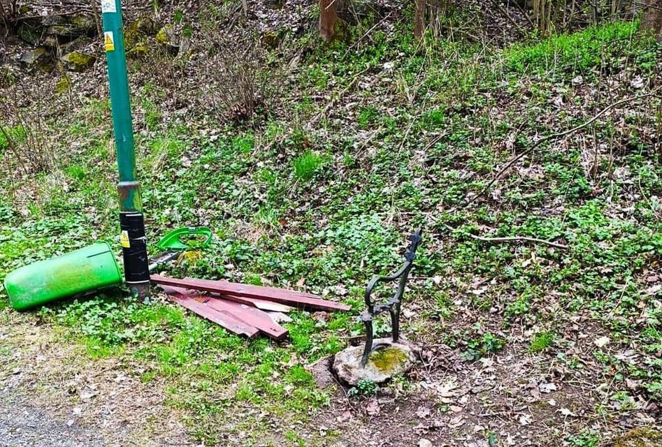 Gdy jedni sprzątali, drudzy dewastowali