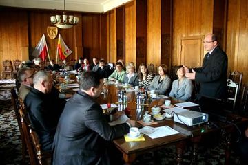 Dla bezpieczeństwa prezydent w średniowiecznej zbroi