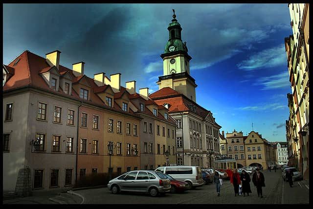Plac Ratuszowy – zdaniem wielu mieszkańców – najładniej wyglądałby bez samochodów, ale wprowadzić całkowitego zakazu wjazdu i postoju pojazdów po prostu się nie da.