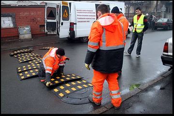 „Leżący policjanci” przed Mechanikiem