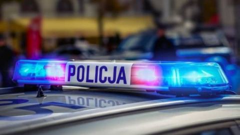 Wpadł przez pasażerkę bez kasku