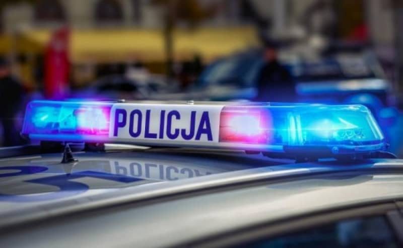 Wpadł przez pasażerkę bez kasku