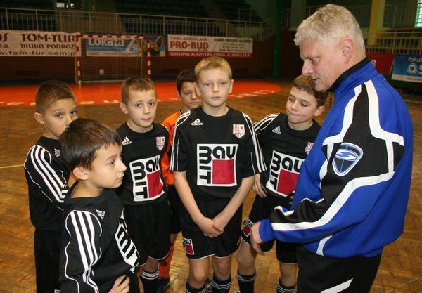 Zawodnicy KKS Jelenia Góra wraz z trenerem Grzegorzem Królikowskim.