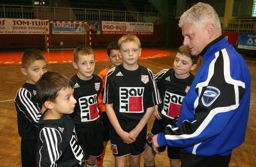 Zawodnicy KKS Jelenia Góra wraz z trenerem Grzegorzem Królikowskim.