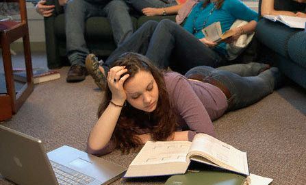 Studenci kują i liczą pieniądze